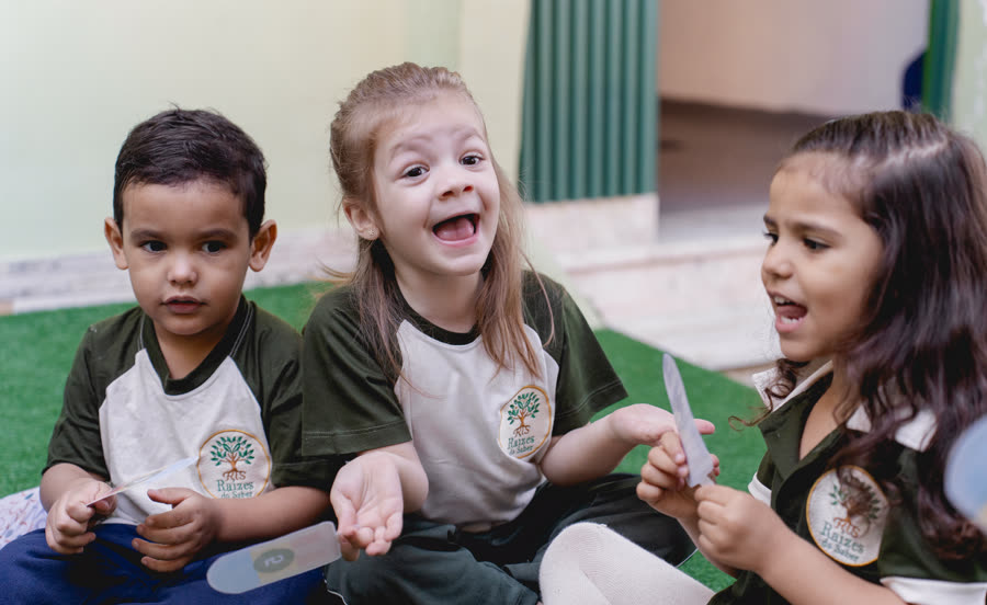 Crianças da turma Pré I conversando e brincando juntas na Raízes do Saber