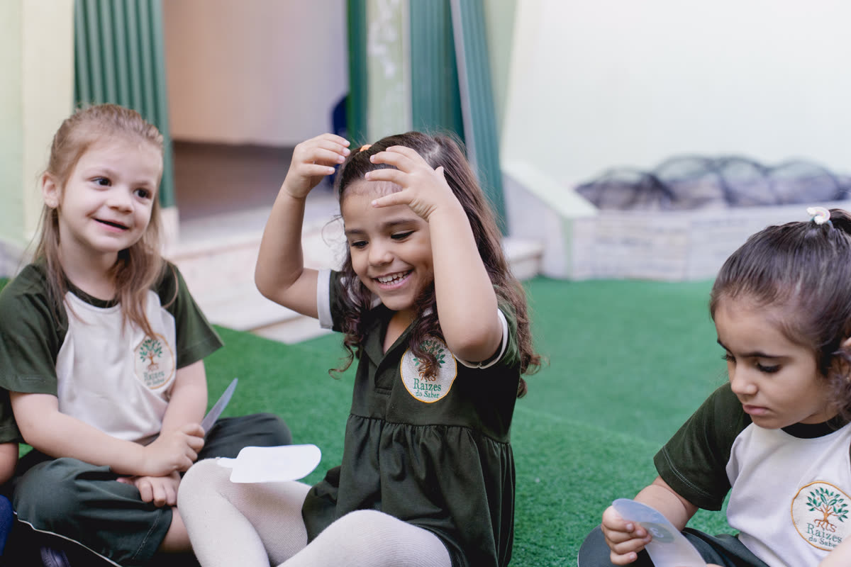 Crianças da turma de Pré-escola brincando no pátio da Raízes do Saber